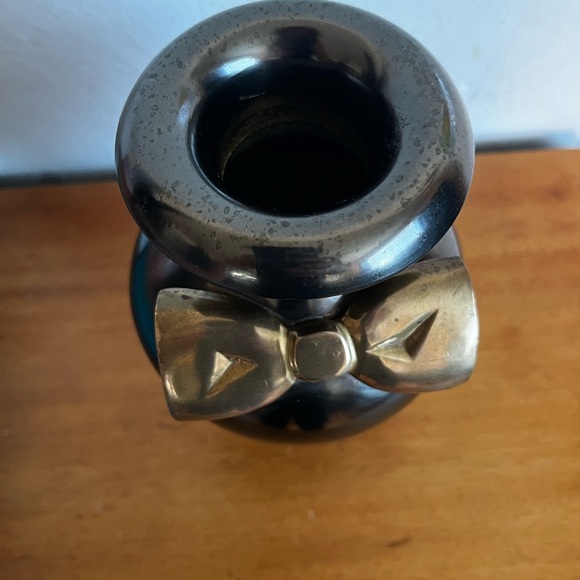 Antique solid brass vase with bow - Picture 2 of 4